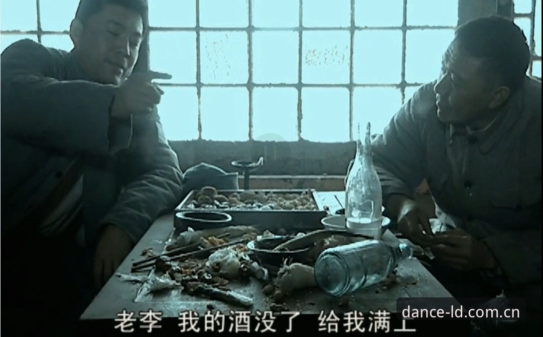 LD Homepage苹果版安装 上周末,我去老赵——就是那个平时不怎么吭声、一开口总能说到点子上的赵刚——家里蹭饭。他正窝在沙发上,手机屏幕上花花绿绿的比分扭来扭去,眼睛都快粘上去了。我凑过去一看,好家伙,LD Homepage上的NBA季后赛直播,卡成PPT了,还满屏的“请稍后”。老赵骂了一句,说这破玩意儿要么找不着入口,要么下了不会装。尤其是他老婆那台iPhone 14 Pro,想装个苹果版,愣是让他翻遍了整个App Store都没搜到。“你别说,安卓的装起来倒挺顺溜,苹果是真的折腾人。”他摇着头,一副认命的模样。